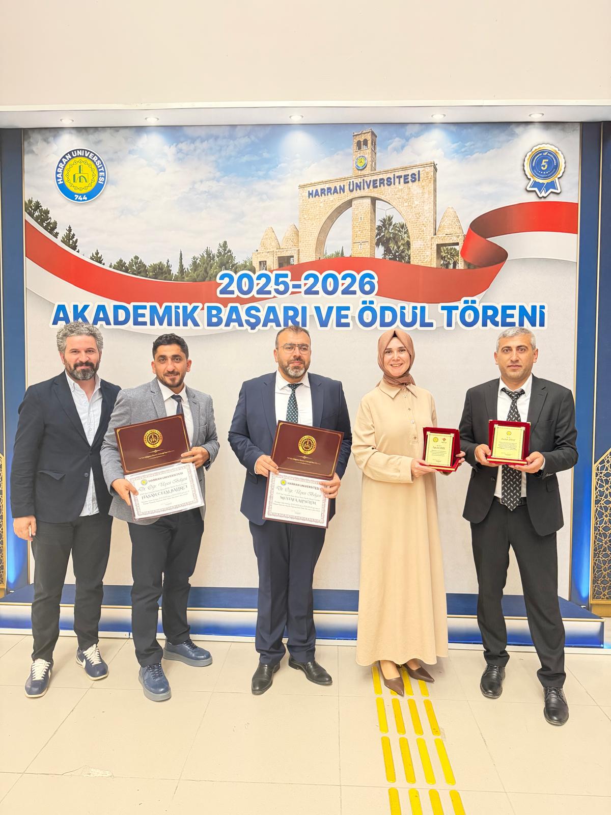 Okulumuzun Başarılı  Akademisyenleri Cübbe Giydi, Ödül Aldılar